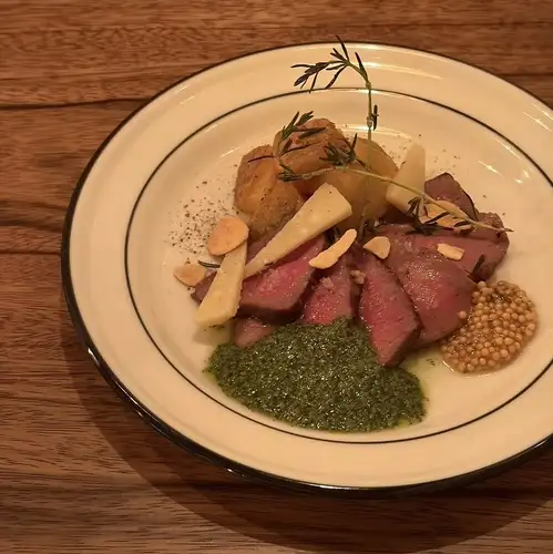 和牛腿肉塔利亚塔配青酱