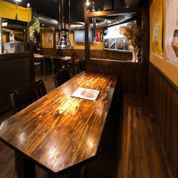 【Reservation OK】 Together with the table seat and Oshiki, you can use the charter reserved for 20 people up to 45 people! Banquets at Yakiniku restaurants tend to be unbalanced, but it is possible for 15 people to use it We also offer 'Kashikiki' and table seating for 8 people.It is also great when you want to enjoy grilled meat in large numbers.Spacious table seat is perfect for banquets ♪ TV · projector is also equipped ♪