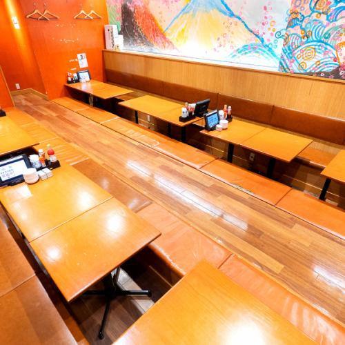 <p>大中小宴会が愉しめるよう宴会スペースを完備。店舗により入れる人数が変わりますのでお問い合わせくださいませ。</p>