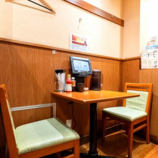 会社帰りのちょい飲みにもピッタリの2名様テーブル席をご用意しております。美味しいごはんとゆったり空間☆