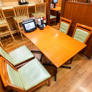 レイアウト可能なテーブル席もご用意。様々な人数にご対応いたします！