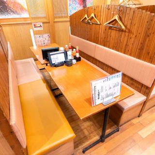 狭さを感じさせない広々としたテーブル席！木のぬくもり感じる落ち着いた空間です◎