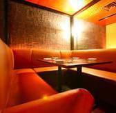 Sofa seats (up to 6 people) are perfect for private meals and drinking parties.We also have box seats, which are recommended for those who want to enjoy their meal while relaxing on the sofa.We also have table seats and counter seats that can accommodate 2 or more people.