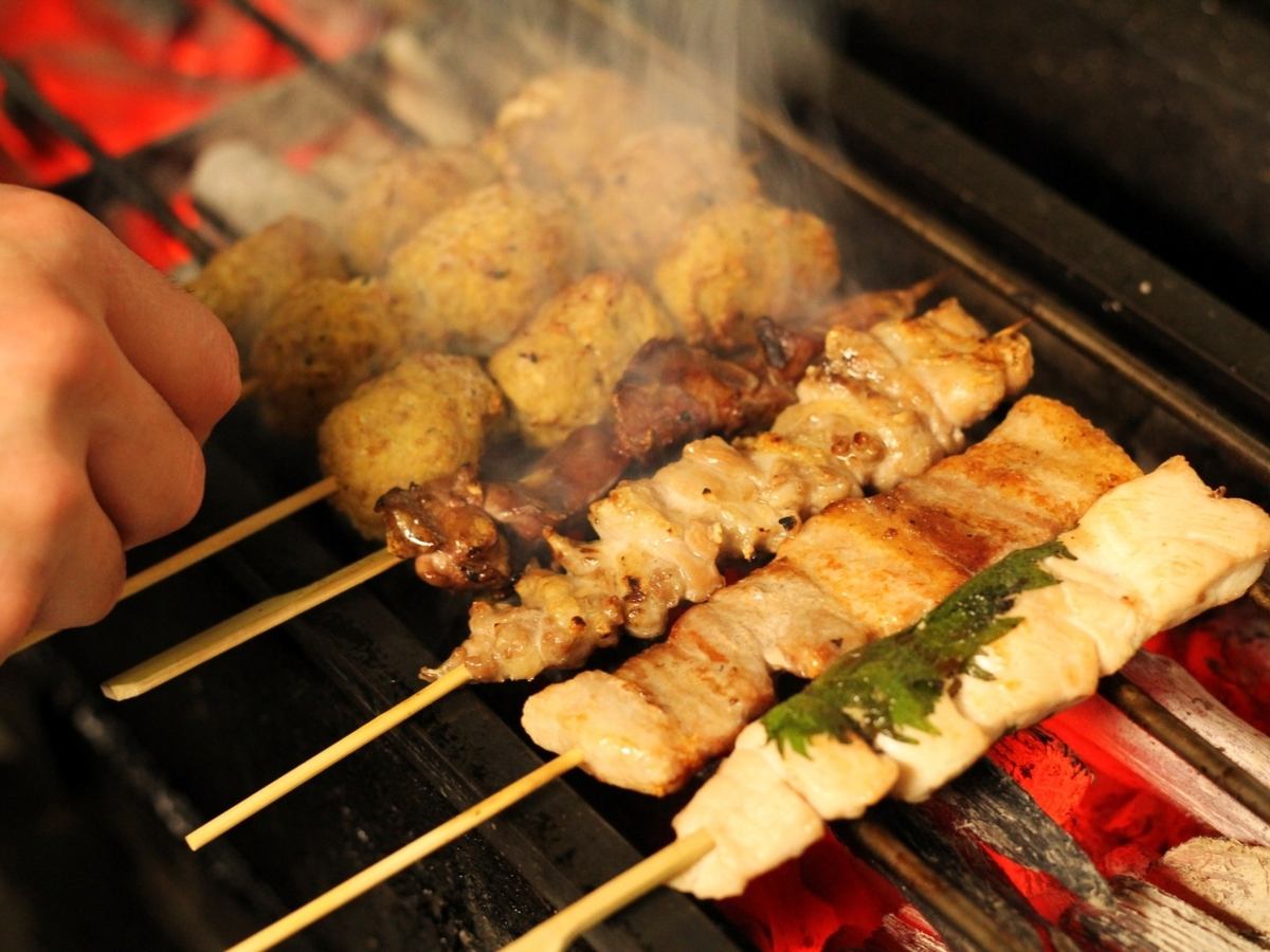 用Hinata Bincho木炭慢慢烤製國產雞肉★受歡迎的居酒屋菜單接連不斷！！