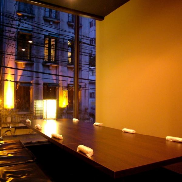 The entire wall is covered with glass so you can enjoy the scenery outside.Feel free to enjoy delicious yakitori in a stylish room ♪ You can enjoy cooking slowly in a completely private room!
