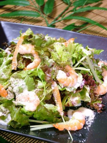 Hot ball Caesar salad of plump shrimp