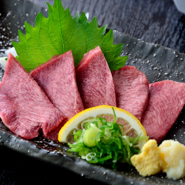 【新鮮だからこそ味わえる絶品。口に入れた瞬間にとろける食感と広がる濃厚な旨味がたまらない】牛タン刺し