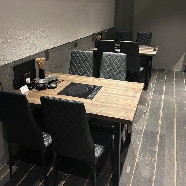 【落ち着いた雰囲気が漂うテーブル席】木目調のテーブルとシックな黒のチェアが上品で、居心地の良い空間を演出しています。少人数での食事会やご家族とのお食事、友人とのお集まりなど、幅広いシーンにご利用いただけます。落ち着いた店内で、贅沢なひとときをお過ごしください。