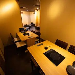 【可容纳2人或以上的餐桌】我们提供多种餐桌预订服务，满足您的各种需求，无论是2人、4人、8人还是更多人！非常适合公司聚会、周年纪念或其他任何特殊场合！