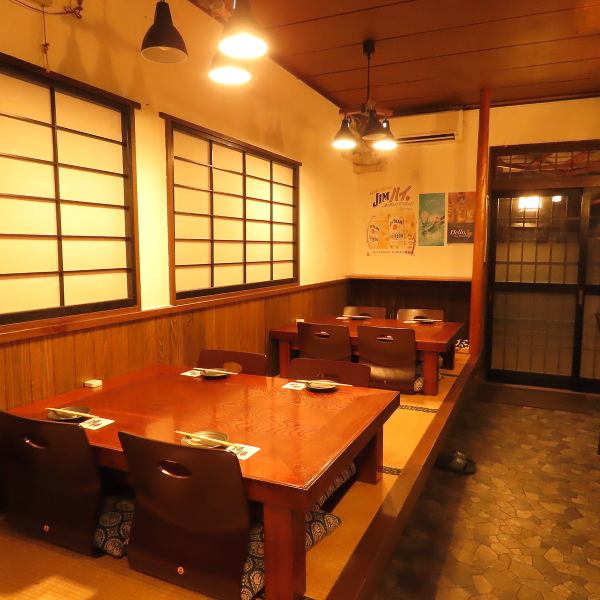 【小上がりテーブル】腰を据えて飲みたい時に重宝する小上がりや、お座敷テーブル席もございます♪生ビールや季節の日本酒を含めた多彩なドリンクが2時間飲み放題のコース料理もご用意しておりますので、ぜひ皆様で当店自慢の鮮魚を召し上がりつつお寛ぎくださいませ♪