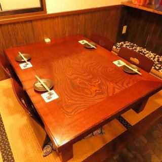 【小上がり】大きめのテーブルでゆったりお過ごし頂けます◎