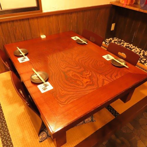 【小上がり】大きめのテーブルでゆったりお過ごし頂けます◎
