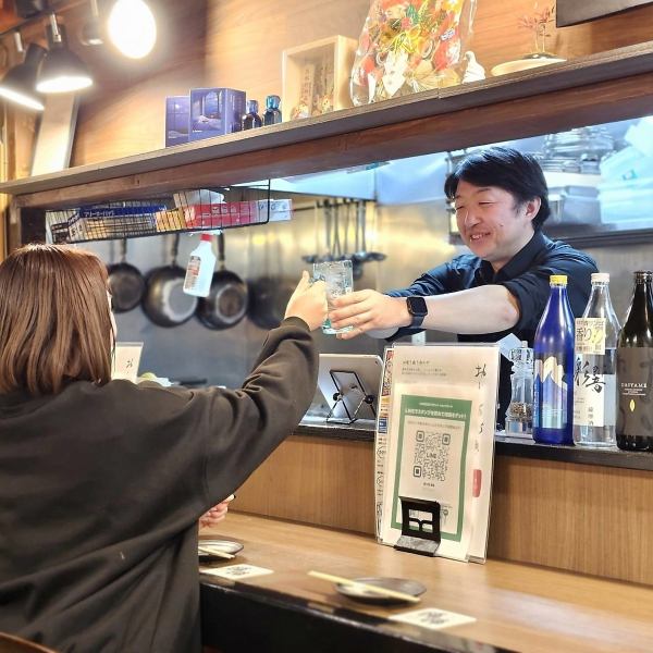【カウンター】カウンター席もご用意しておりますので、おひとり様でふらりとご来店いただくのも大歓迎◎お仕事帰りのご同僚とのサク飲みや、デートにも使いやすいお席です。4名様用のテーブル席は6卓あり、繋げることで人数に合わせた柔軟なレイアウトも可能！お車でお越しのお客様は金の湯様駐車場をご利用下さい！