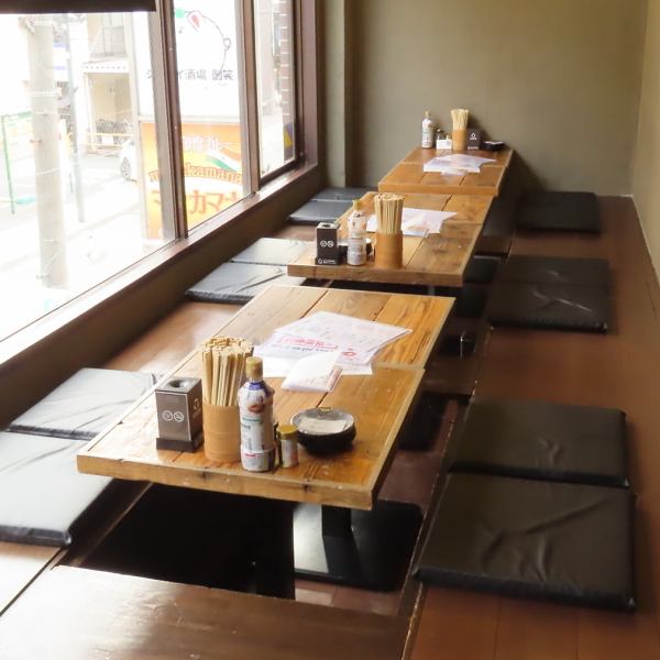 最大40名様まで着席可能な広々とした空間をご用意しております。間接照明を巧みに配した落ち着きのある雰囲気は、大人数でも窮屈さを感じさせないゆとりある設計です。歓迎会や送別会などの会社宴会から友人同士の集まりまで、細やかな気配りと共にご提供。安心感のある広々とした空間で特別なひとときをお楽しみください。