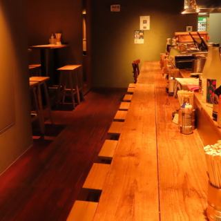 少人数でもリラックスできるよう落ち着いたカウンター席や少人数用テーブルを完備。優しい照明と木のぬくもりが調和した内装は、静かに会話を楽しみたい時に最適です。お一人での「ちょい飲み」や大切な方とのデート、親しい友人との食事など居心地の良さを追求した空間で日常の喧騒を忘れ、贅沢な時間をお過ごしください。