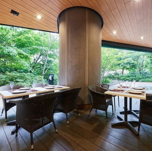 赤坂店はテラス席全52席★オープンエアなテラス席で飲むビールは格別♪