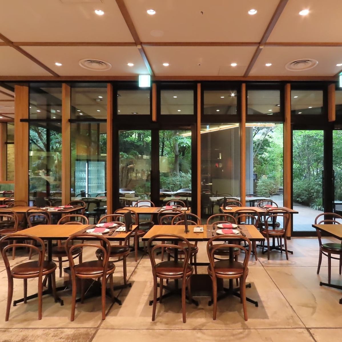 점내 84 석, 테라스 50 석의 넓은 공간! 연회, 회식, 전세도 이용 OK!