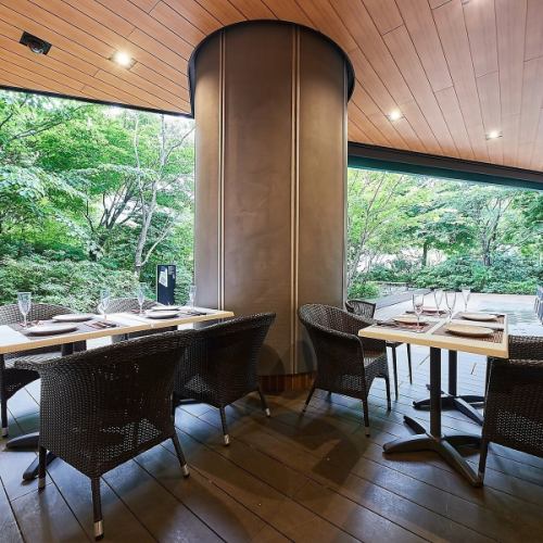 개방감이 있는 테라스석