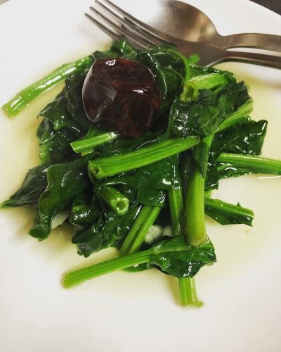 Stir-fried green vegetables over high heat