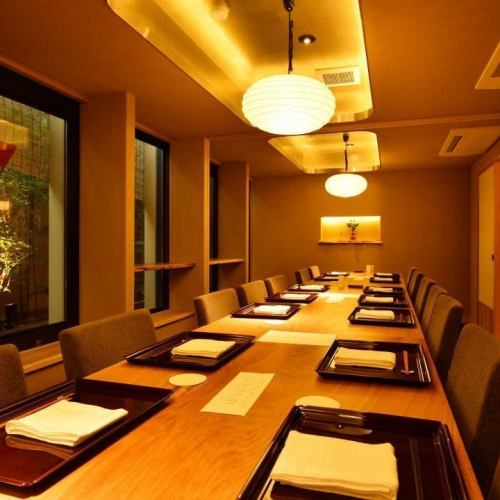 <p>テーブル個室は、2名様からご利用でき、少人数用の個室をすべて繋ぎ合わせると、最大16名様でのお集まりが可能です。大人数での宴会にぜひご利用ください。</p>