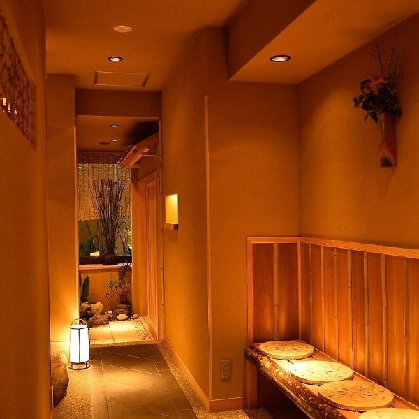 暖色系の照明と木材を贅沢に使用した、居心地の良い空間。大切な方との語らいや各種宴会など、落ち着いた雰囲気の中で、ごゆっくりとおくつろぎいただけます。