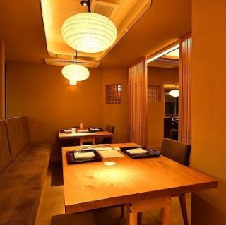 【テーブル席：2～8名様】少人数宴会や気の置けない仲間との飲み会に最適。8名様まで着席可能なテーブル席。少人数での会社宴会や気軽な飲み会、接待まで幅広くご利用いただけます。気取らず過ごせる居心地の良い空間で、仲間と楽しいひとときをお過ごしください。