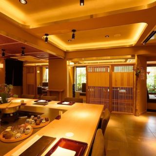 【カウンター席：1～10名様】調理を間近で見られるカウンター席は、ちょい飲みやお一人様にも最適。ふらっと立ち寄れる雰囲気で、店主との会話も楽しめます。その日のおすすめ料理や相性の良いお酒など、何でもお気軽にお尋ねください。ご旅行中のお食事にもぜひ。