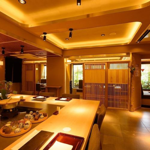 【カウンター席：1～10名様】調理を間近で見られるカウンター席は、ちょい飲みやお一人様にも最適。ふらっと立ち寄れる雰囲気で、店主との会話も楽しめます。その日のおすすめ料理や相性の良いお酒など、何でもお気軽にお尋ねください。ご旅行中のお食事にもぜひ。