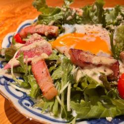 ベーコンと温玉サラダ