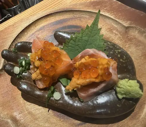 三文鱼配海胆和三文鱼籽（2 片）