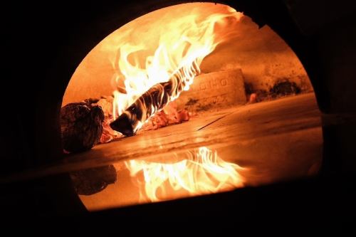 ピザ窯で焼く本格ピザ
