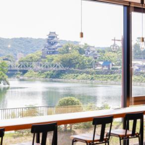 【２F】カウンター席を全5席ご用意。シェフ自慢の料理と岡山城一望できる景色カウンター席からお楽しみいただけます。大切な方との特別な日に、ぜひご利用ください。