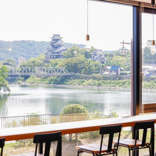 【２F】カウンター席を全5席ご用意。シェフ自慢の料理と岡山城一望できる景色カウンター席からお楽しみいただけます。大切な方との特別な日に、ぜひご利用ください。