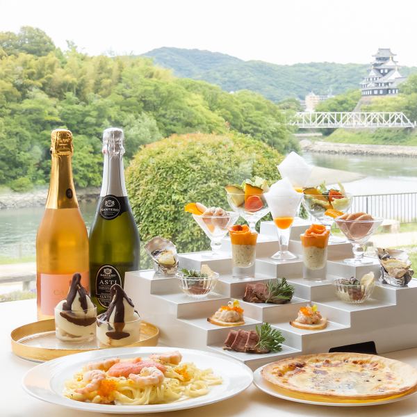 広いガラス越しのパノラマビューの夜景を眺めながら、お食事をお楽しみいただけます♪ロマンチックなロケーションの中、ごゆっくりと大切な方と素敵なお時間をお過ごしください♪