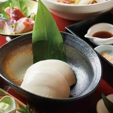 十月起★仅限周日至周四★ 猪肉相扑火锅套餐：每人4,500日元（含税） 我们现在接受各种宴会的预订！