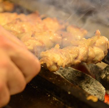 【国産鷄を使用した焼き鳥・博多肉巻きの串焼きが当店の看板料理です！！】1本：120円～