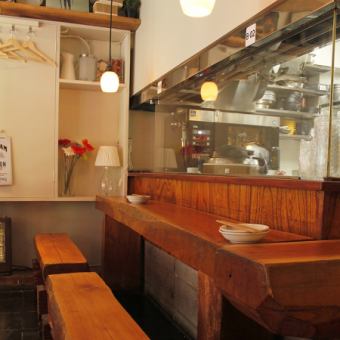 いつも盛り上がってる店内で乾杯ッ！