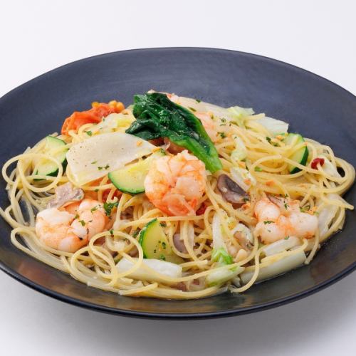 季節の野菜とエビのオイルパスタ
