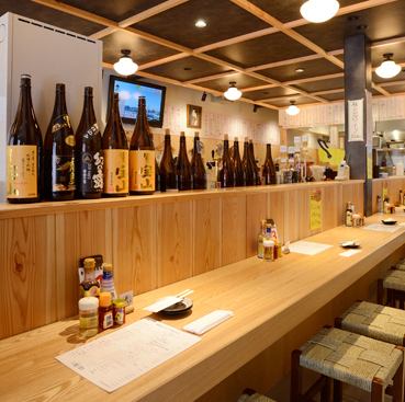 活気がありながら、ホッと安らげる雰囲気で皆様をお出迎えいたします。店内には、カウンター席やテーブル席、大人数でのご宴会にも対応できるスペースも完備。おひとり様はもちろん、ご家族でのお食事や飲み会、同窓会などにもご利用いただけます。居心地の良い空間で、気の合う仲間との楽しい時間をご堪能ください。