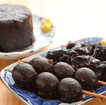 当店名物「煮込み」や餃子、串かつなどをリーズナブルにご提供！