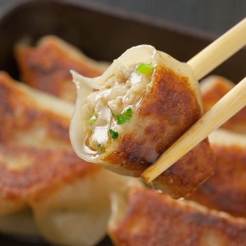 Fresh gyoza dumplings made by hand every day at the store ◎ Served in an iron pot, so be sure to enjoy them piping hot!