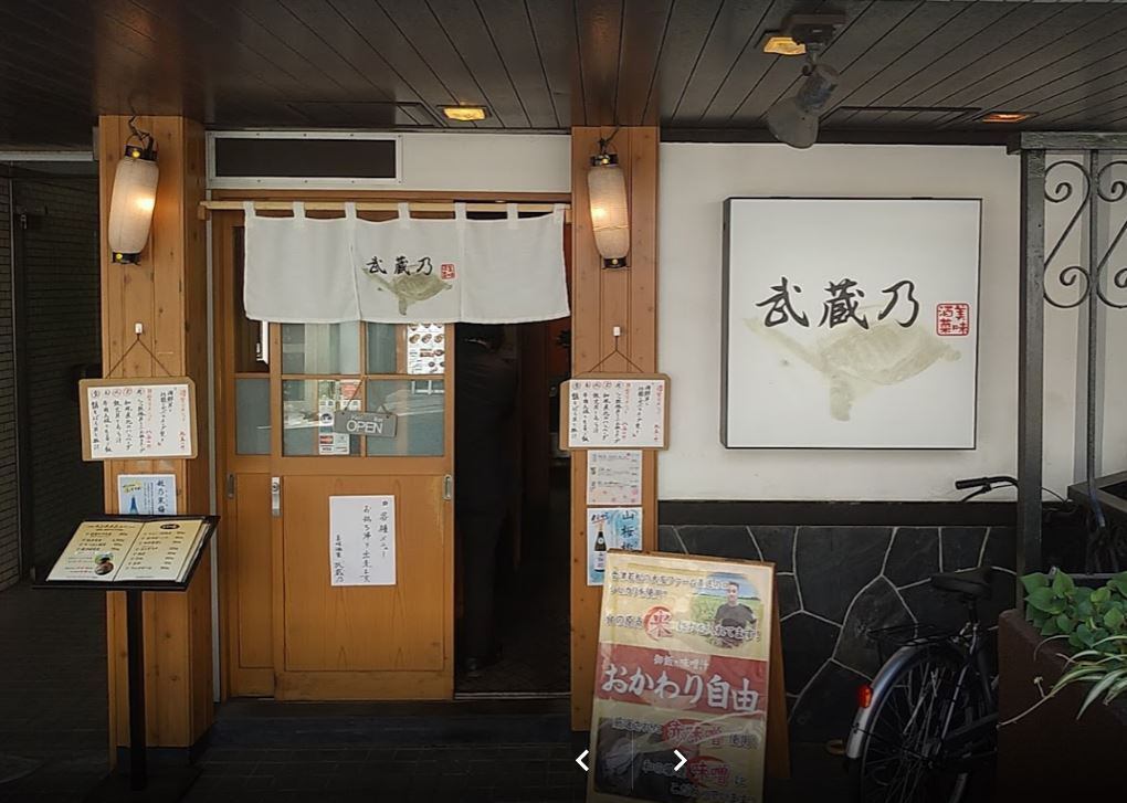 店先の生簀からその場で調理する新鮮なすっぽんと、自慢の和食をご堪能ください！