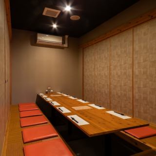 【思い出に残る素敵なひとときを】最大12名様までご利用いただけるお部屋をご用意しております。ご友人やご家族との集まり、ビジネスシーン、特別なイベントなど様々なシーンにご利用いただけます。お部屋には穏やかな水の流れる音が響き、心地よい癒しの空間となっております。リラックスしたひとときをお楽しみください。
