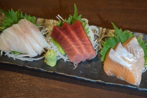 Assortment of 3 pieces of sashimi with tuna