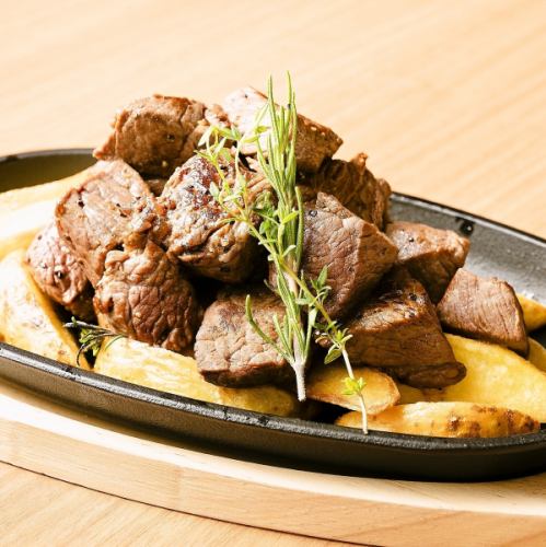 香草ポテトと赤身の牛サイコロステーキ ゆず塩と赤ワインソース