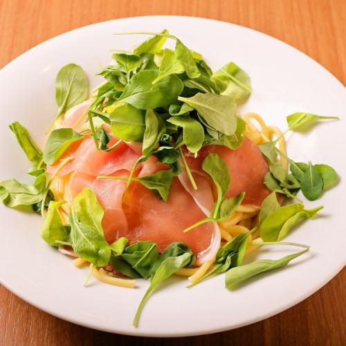 生ハムとルッコラのサラダ風 ぺペロンチーノ