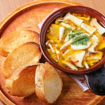 たっぷりキノコの赤ゆず胡椒アヒージョ