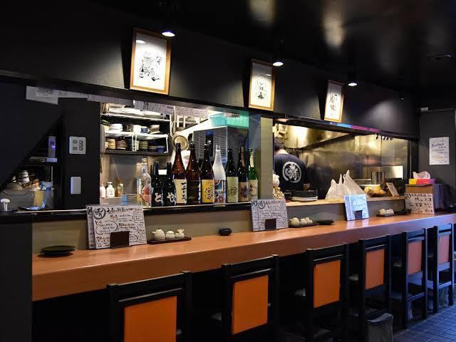 仕事帰りの一杯には、居心地の良いカウンター席が最適。気立ての良い店主とおしゃべりをすれば、1日の疲れを忘れて楽しいひとときを過ごせます。自分好みの味付けや好みの料理をリクエストできるのも嬉しい。