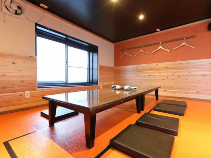 店内2階には、広々とした座敷席が用意されています。ワンフロア貸し切れば、最大10名まで利用可能。会社の宴会や友人同士の集まりなど、各種宴会にぴったりです。周りを気にせず、仲間との親睦を深められます。