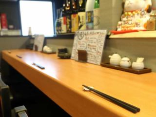 仕事帰りの一杯には、居心地の良いカウンター席が最適。気立ての良い店主とおしゃべりをすれば、1日の疲れを忘れて楽しいひとときを過ごせます。自分好みの味付けや好みの料理をリクエストできるのも嬉しい。